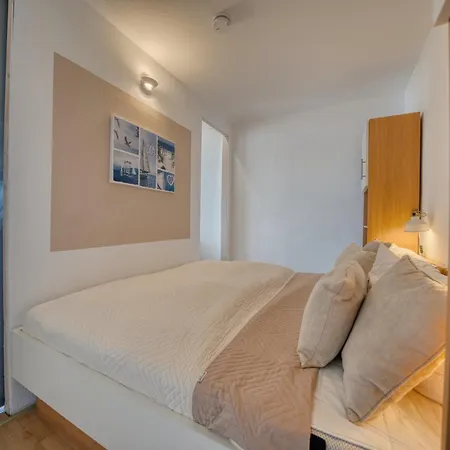 - Haus H, App 0h1110 *